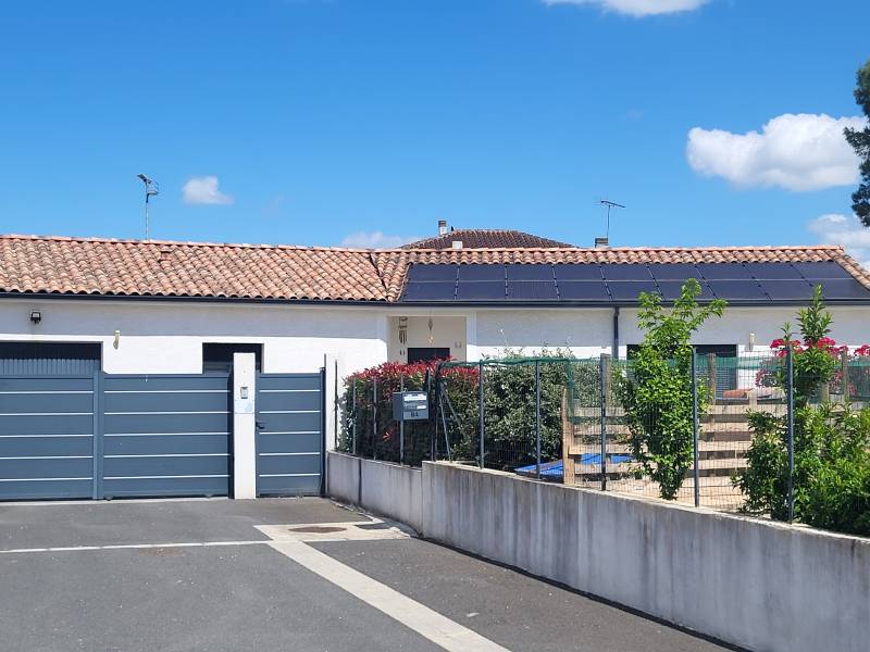 installation photovoltaqiue en autoconsommation installé par FRANEC SAV SOLAIRE à LAVAUR , permeattnt de reduire sa facture d'électricité annuelle dans le TARN 
